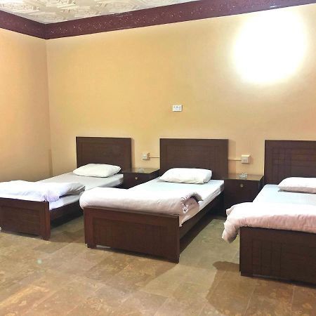 Babar House Hotel Файсалабад Екстериор снимка