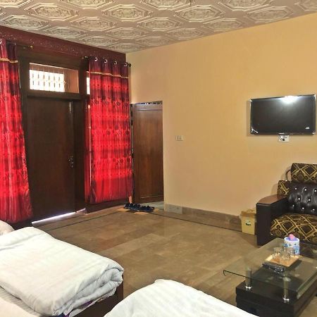Babar House Hotel Файсалабад Екстериор снимка