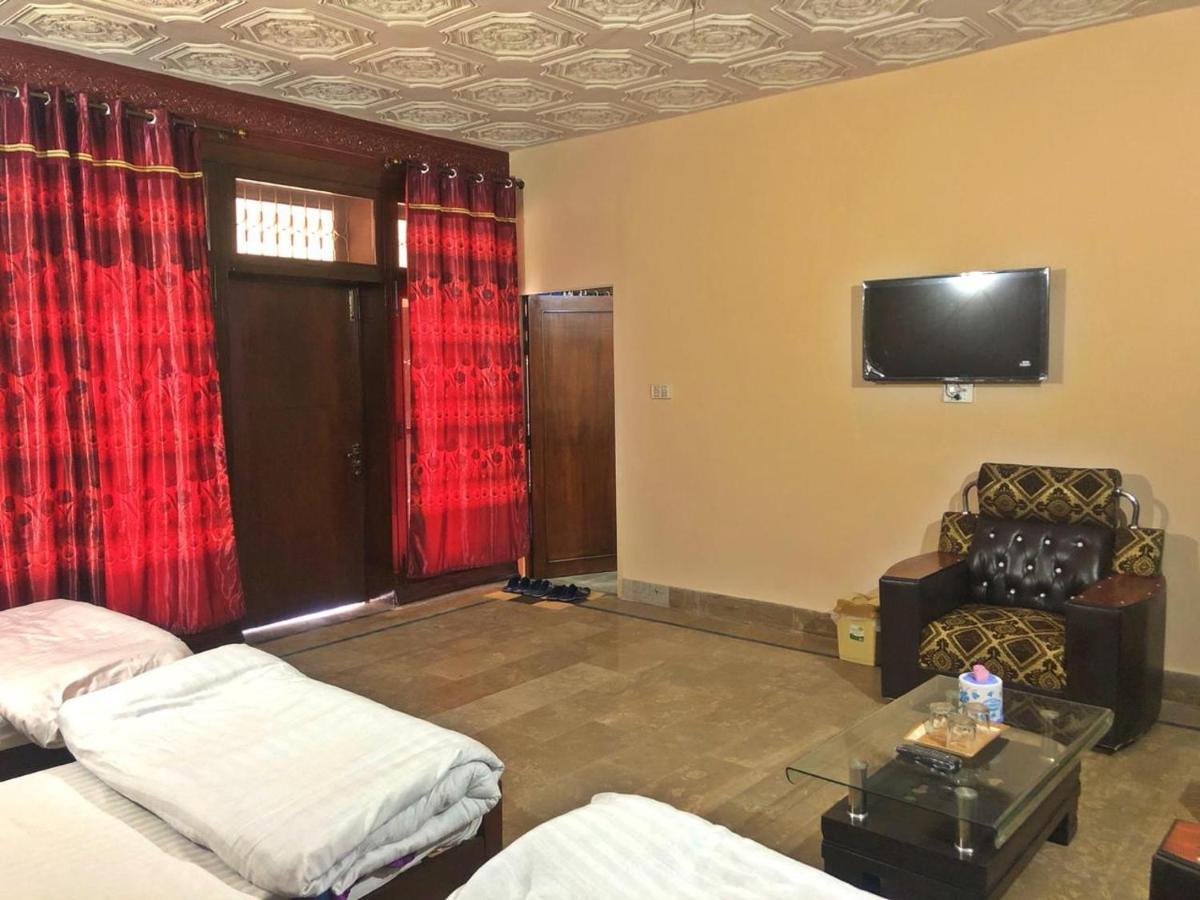 Babar House Hotel Файсалабад Екстериор снимка