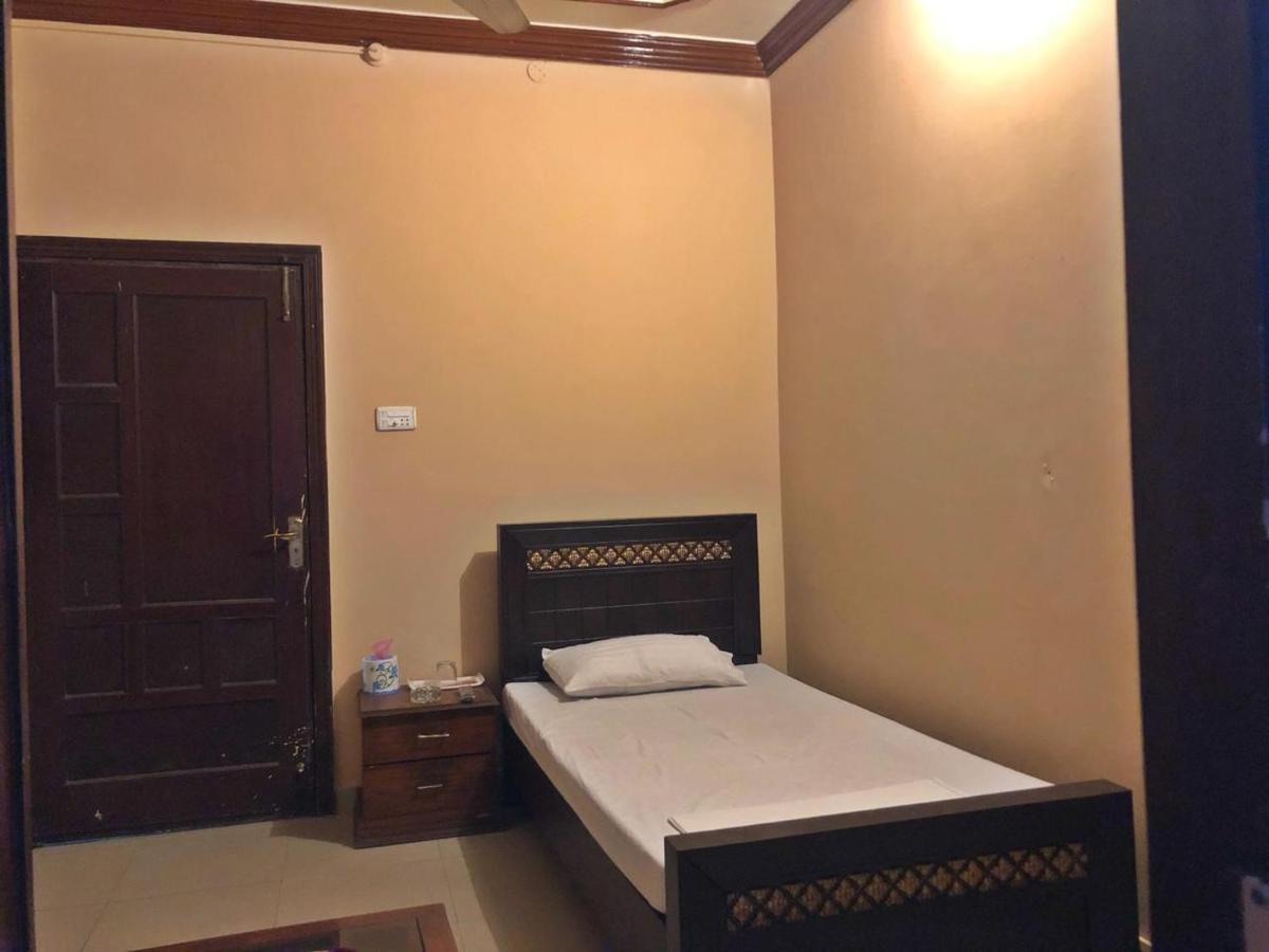 Babar House Hotel Файсалабад Екстериор снимка