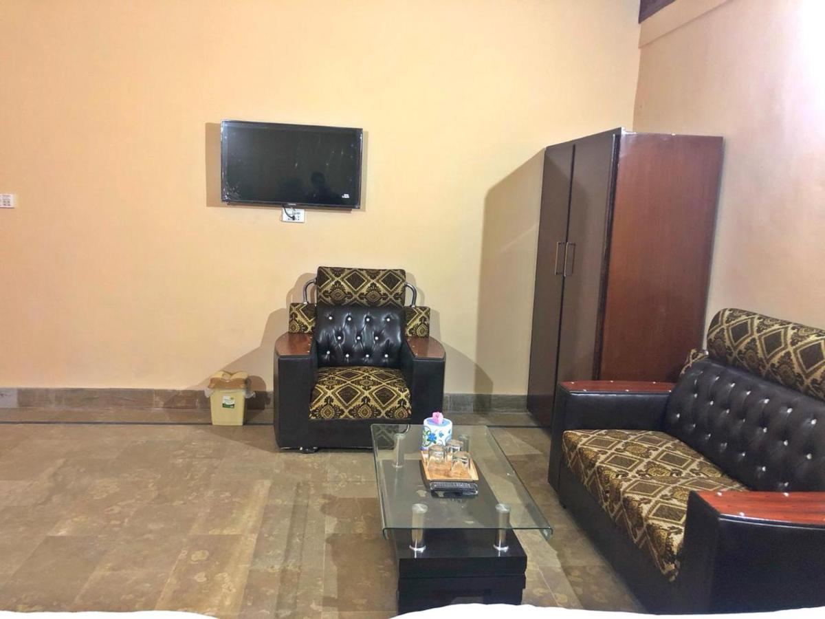 Babar House Hotel Файсалабад Екстериор снимка