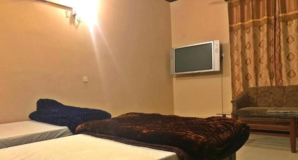 Babar House Hotel Файсалабад Екстериор снимка