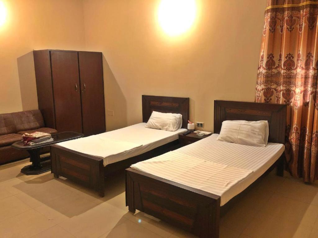 Babar House Hotel Файсалабад Екстериор снимка