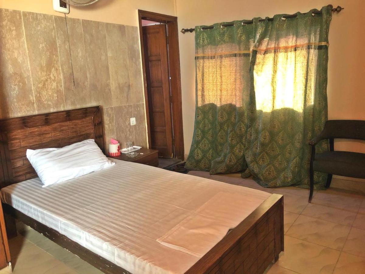 Babar House Hotel Файсалабад Екстериор снимка