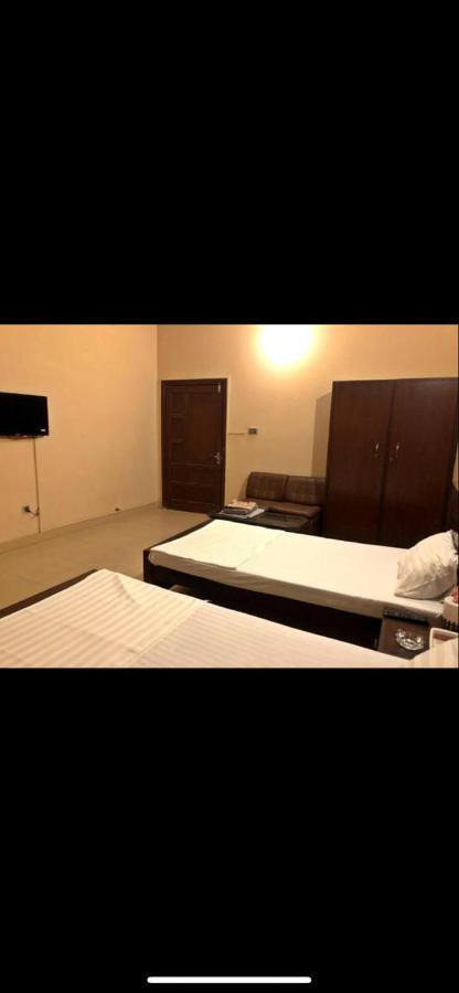 Babar House Hotel Файсалабад Екстериор снимка